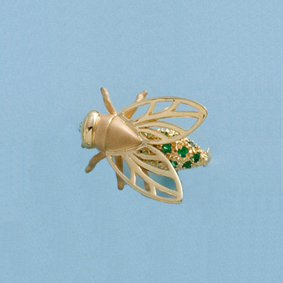Broche de oro amarillo mosca con crisopal verde