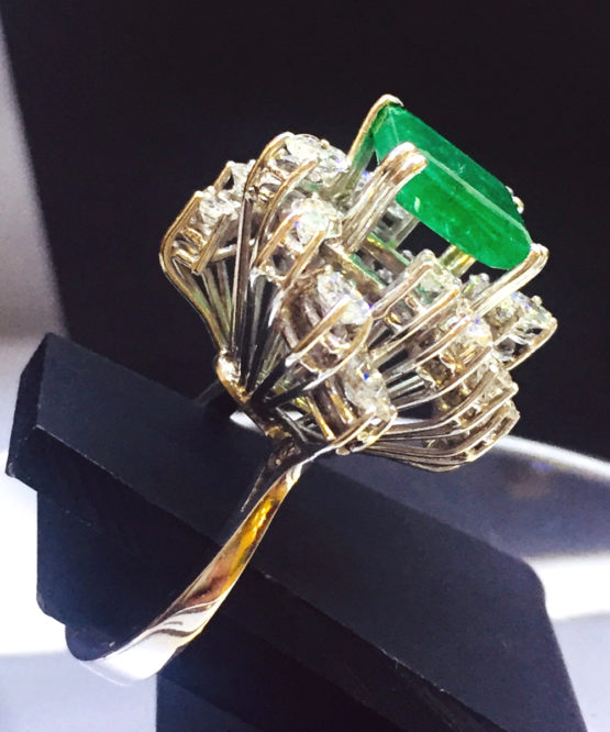 Sortija de oro blanco con diamantes y esmeralda - Imagen 2