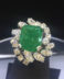 Sortija de oro blanco con diamantes y esmeralda