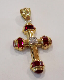 Cruz de oro amarillo grande con piedras rojas