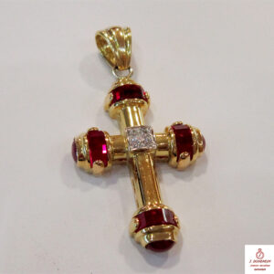 Cruz de oro amarillo grande con piedras rojas