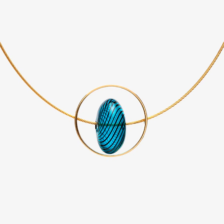 Collar Xar en plata chapada de Belén Bajo y vidrio azul