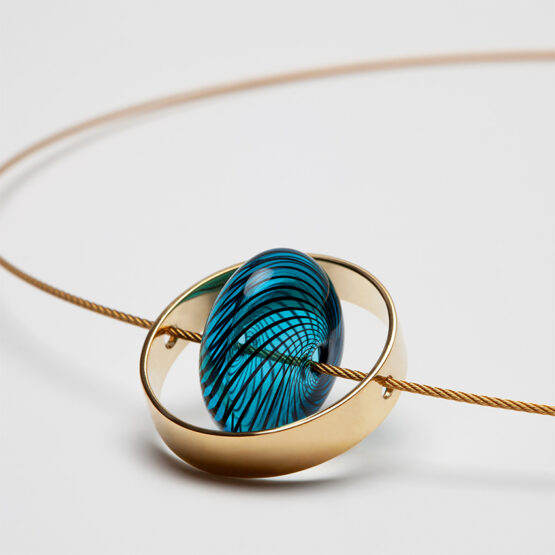 Collar Xar en plata chapada de Belén Bajo y vidrio azul - Imagen 2