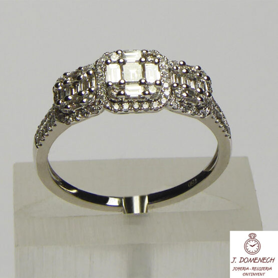 Sortija de oro blanco con diamantes talla brillante y trapecio