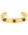 Brazalete de acero dorado con 3 piedras rojas 433678